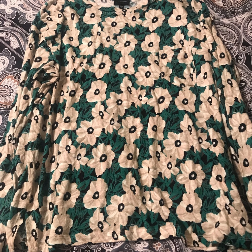 WHO WHAT WEAR. Flower blouse with pocket.